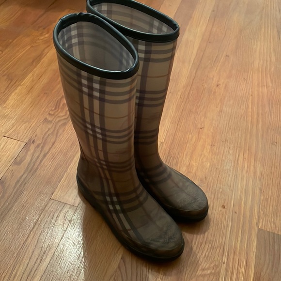 Burberry Shoes - BOGO 🥳 Burberry rainboots